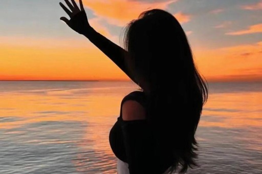 内娱1天4大瓜！顶流恋情、深夜泡酒吧、全身整容一个比一个离谱